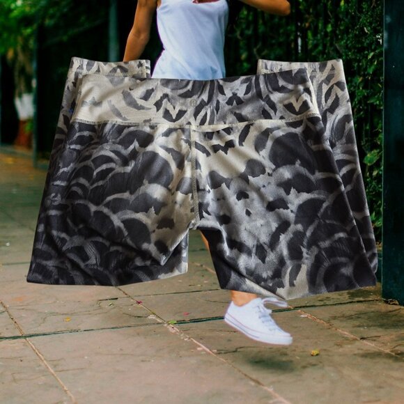 Lululemon Women's Gray Patterned Crop Leggings Size 12 Preowned EUC - Picture 3 of 6